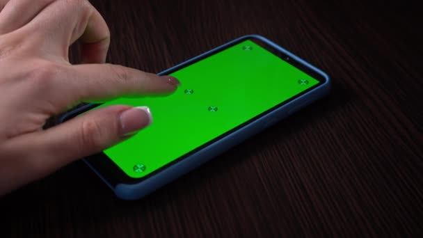 Γυναίκα Χρησιμοποιεί Ένα Smartphone Πράσινη Οθόνη Χρωματικό Κλειδί Περιήγηση Κοινωνικά — Αρχείο Βίντεο