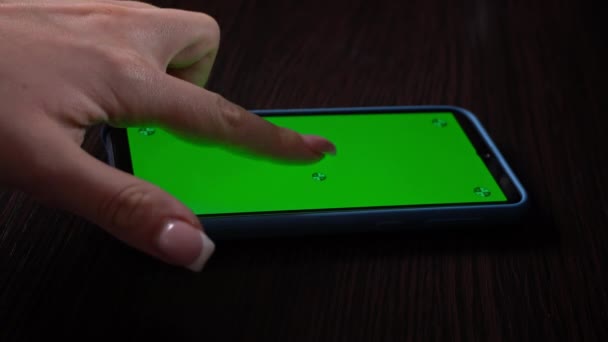 Vrouw Gebruikt Een Smartphone Met Een Groen Scherm Met Een — Stockvideo