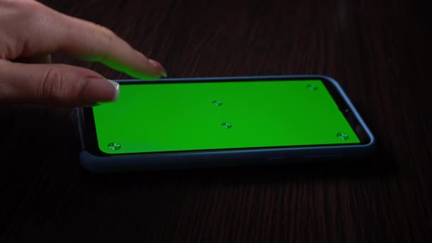 Γυναίκα Χρησιμοποιεί Ένα Smartphone Πράσινη Οθόνη Χρωματικό Κλειδί Περιήγηση Κοινωνικά — Αρχείο Βίντεο