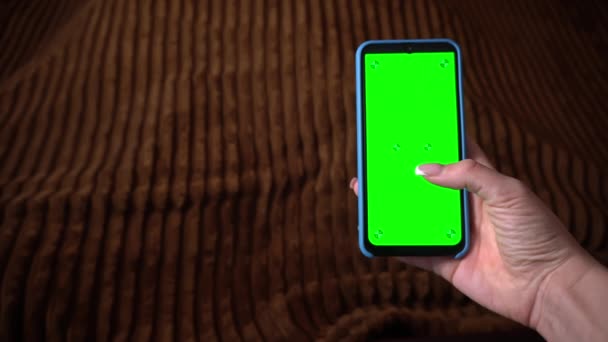 Людина Використовує Смартфон Зеленим Екраном Хроматичним Ключем Перегляд Соціальних Мереж — стокове відео