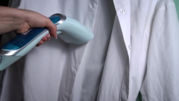 Handheld Steam Iron Smoothing White Shirt Απεικονίζει Ένα Σίδερο Ατμού — Αρχείο Βίντεο