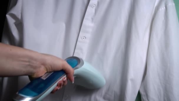 Handheld Steam Iron Smoothing White Shirt Menggambarkan Besi Uap Yang — Stok Video