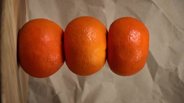 Близько Трьох Яскравих Апельсинів Відображає Тріо Апельсинів Нейтральному Тлі Виділяючи — стокове відео