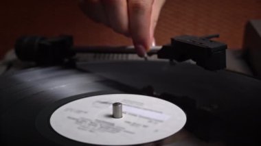 Eski bir retro çalgıcı yakın plan vinil plak çevirir. Vinil bir pikabın iğnesi diskteki yivlerin kayıtlarını okur. Antika bir pikapta klasik müzik çalıyor..