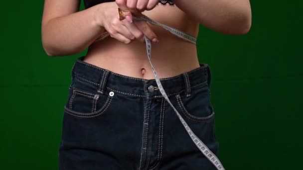 Mujer Mide Cintura Después Perder Peso Con Una Cinta Métrica — Vídeos de Stock