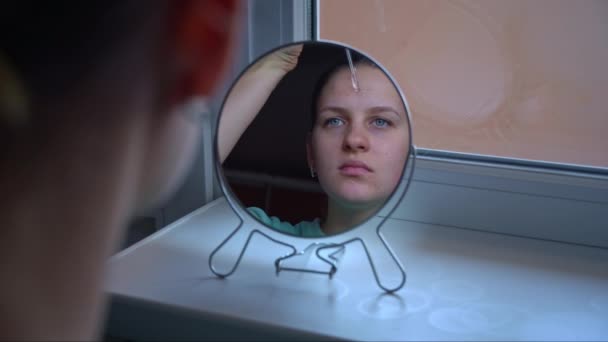 Ung Vakker Kvinne Påfører Maske Problematiske Områder Ansiktet Problemer Med – stockvideo