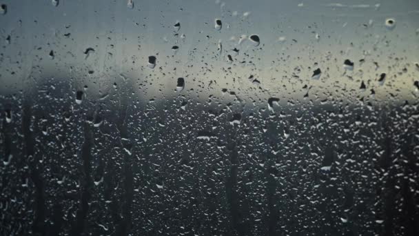 Tröpfchen Sammeln Sich Auf Einer Fensterscheibe Vor Einem Düsteren Himmel — Stockvideo