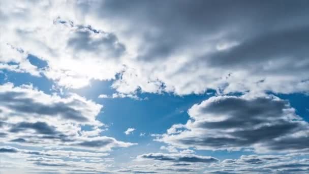 Сонячне Світло Проривається Через Гобелен Хмар Проголошуючи День Яскравих Можливостей — стокове відео