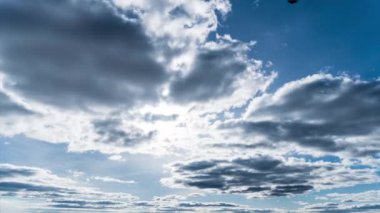 Kümülüs bulutlarından oluşan bir tiyatro gökyüzünü süslüyor. Tepeleri ve vadileri dramatik bir manzara çiziyor.