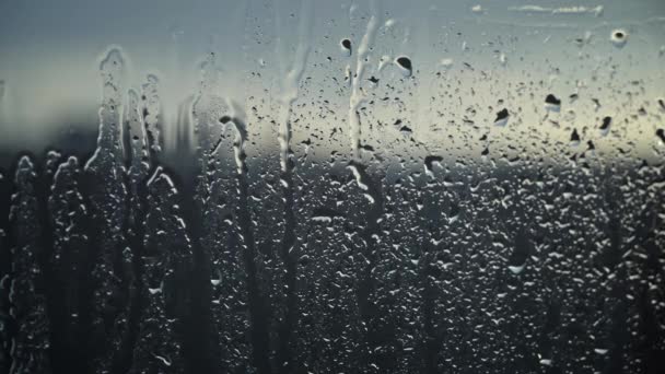 暮色降临时 外面凉爽的蓝色气氛凸显了窗外雨滴的交响乐 — 图库视频影像