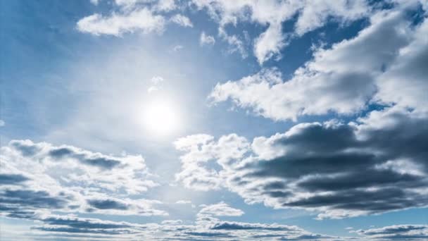 Zonnestralen Doorboren Majestueuze Wolken Werpen Dynamische Schaduwen Hoogtepunten Lucht — Stockvideo