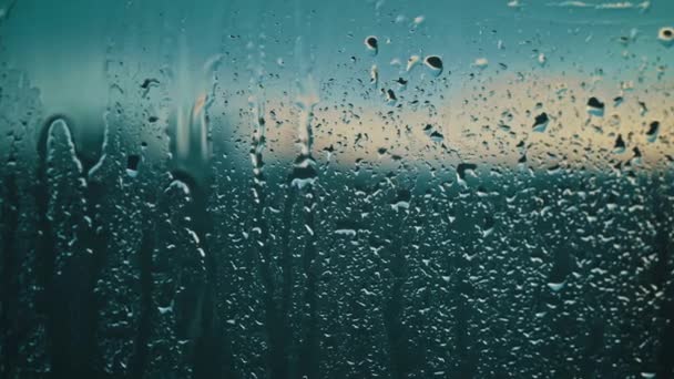 傍晚带来了一连串的雨滴 每个雨滴都在交响乐表演中捕捉着阳光的最后低语 — 图库视频影像