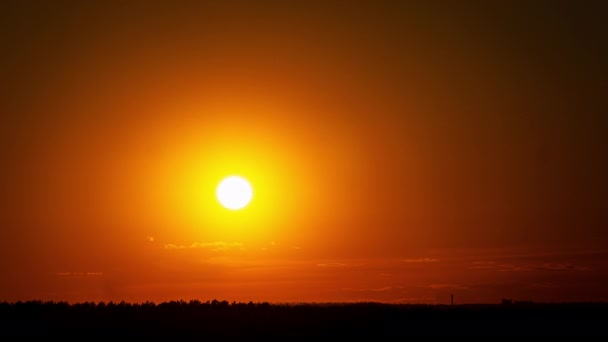Время Заката Оранжевое Золотистое Солнце Облачном Небе Облака Против Неба — стоковое видео