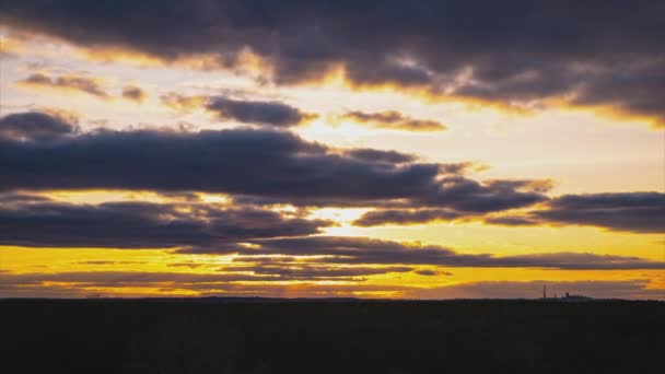 Χρόνος Λήξης Του Ηλιοβασιλέματος Πορτοκαλί Χρυσό Ήλιο Ένα Συννεφιασμένο Ουρανό — Αρχείο Βίντεο