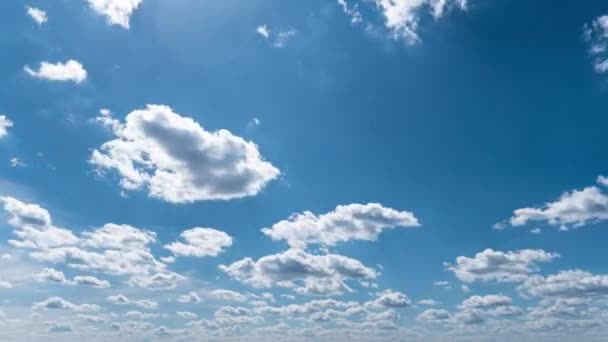 Λευκά Χνουδωτά Σύννεφα Επιπλέουν Αργά Μέσα Στο Μπλε Χρονικό Διάστημα — Αρχείο Βίντεο