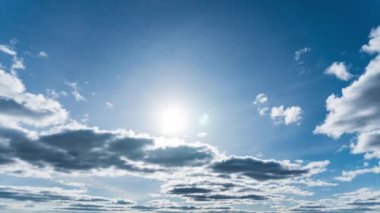 Güneş, penceredeki yağmur damlalarından oluşan bir örtüyü kırıp yağmurun serinliğini güneş ışığının sıcaklığıyla birleştiriyor.