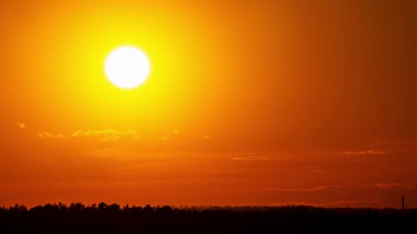 曇りの空に日没するオレンジ色の黄金の太陽 雲は日の出や日没の黄金の時間帯に空に向かっています その日の美しい夕日 — ストック動画