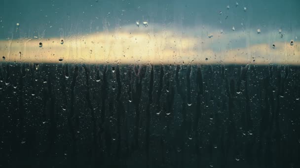 Regenschauer Ziehen Ihre Bahnen Entlang Einer Fensterscheibe Vor Dem Verschwommenen — Stockvideo