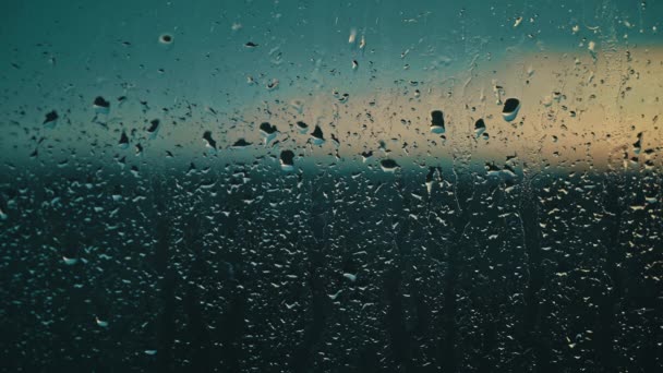 凉爽的色调和窗户上柔和的雨声 在黄昏的蓝色时刻营造出一种沉思的气氛 — 图库视频影像