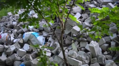 Yerden bir inşaat enkazı yükseliyor, kentsel kalkınmanın çevresel maliyetlerini net bir şekilde hatırlatıyor. Saf atık hacmi, sorumlu imha ihtiyacını vurguluyor.