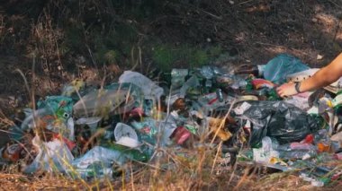 Ormanda yatan plastik şişeler ve diğer çöpler çevresel kirliliği gösteriyor..