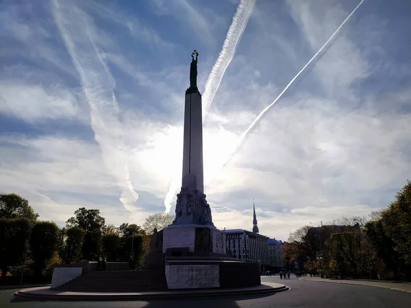 Monumento Libertad Riga Contra Cielo Con Estelas — Foto de Stock