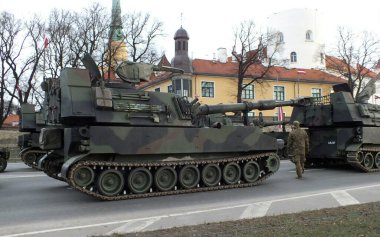 Letonya, Riga, 11.18.2022. Daugava seti geçit töreni sırasında Letonya ve NATO ülkelerinin askeri ekipmanları. Arnavutluk, Kanada, Çek Cumhuriyeti, Danimarka, Almanya, Estonya, İzlanda, İtalya, Litvanya, M silahlı kuvvetleri temsilcileri
