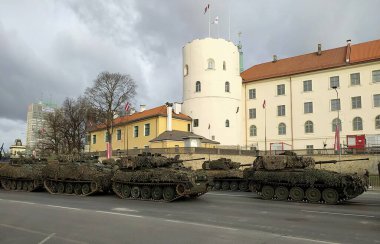 Letonya, Riga, 11.18.2022. Daugava seti geçit töreni sırasında Letonya ve NATO ülkelerinin askeri ekipmanları. Arnavutluk, Kanada, Çek Cumhuriyeti, Danimarka, Almanya, Estonya, İzlanda, İtalya, Litvanya, M silahlı kuvvetleri temsilcileri