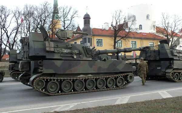 ラトビア 2022 ドーヴァ堤防のパレード中のラトビアとNato諸国の軍事機器 アルバニア カナダ チェコ共和国 デンマーク ドイツ エストニア アイスランド — ストック写真