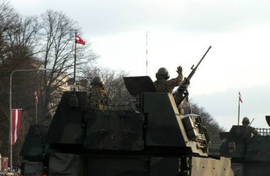 Letonya, Riga, 11.18.2022. Daugava seti geçit töreni sırasında Letonya ve NATO ülkelerinin askeri ekipmanları. Arnavutluk, Kanada, Çek Cumhuriyeti, Danimarka, Almanya, Estonya, İzlanda, İtalya, Litvanya, M silahlı kuvvetleri temsilcileri