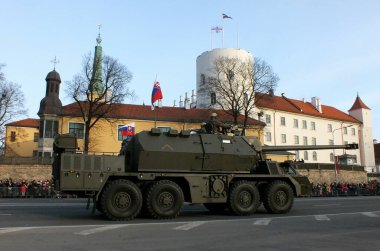 Letonya, Riga, 11.18.2022. Daugava seti geçit töreni sırasında Letonya ve NATO ülkelerinin askeri ekipmanları. Arnavutluk, Kanada, Çek Cumhuriyeti, Danimarka, Almanya, Estonya, İzlanda, İtalya, Litvanya, M silahlı kuvvetleri temsilcileri