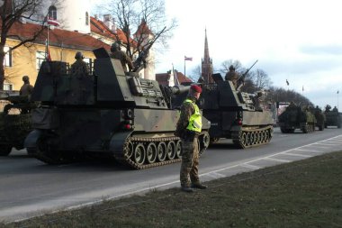 Letonya, Riga, 11.18.2022. Daugava seti geçit töreni sırasında Letonya ve NATO ülkelerinin askeri ekipmanları. Arnavutluk, Kanada, Çek Cumhuriyeti, Danimarka, Almanya, Estonya, İzlanda, İtalya, Litvanya, M silahlı kuvvetleri temsilcileri