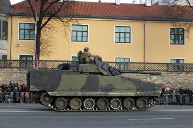 Letonya, Riga, 11.18.2022. Daugava seti geçit töreni sırasında Letonya ve NATO ülkelerinin askeri ekipmanları. Arnavutluk, Kanada, Çek Cumhuriyeti, Danimarka, Almanya, Estonya, İzlanda, İtalya, Litvanya, M silahlı kuvvetleri temsilcileri