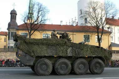 Letonya, Riga, 11.18.2022. Daugava seti geçit töreni sırasında Letonya ve NATO ülkelerinin askeri ekipmanları. Arnavutluk, Kanada, Çek Cumhuriyeti, Danimarka, Almanya, Estonya, İzlanda, İtalya, Litvanya, M silahlı kuvvetleri temsilcileri