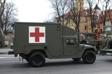 Letonya, Riga, 11.18.2022. Daugava seti geçit töreni sırasında Letonya ve NATO ülkelerinin askeri ekipmanları. Arnavutluk, Kanada, Çek Cumhuriyeti, Danimarka, Almanya, Estonya, İzlanda, İtalya, Litvanya, M silahlı kuvvetleri temsilcileri