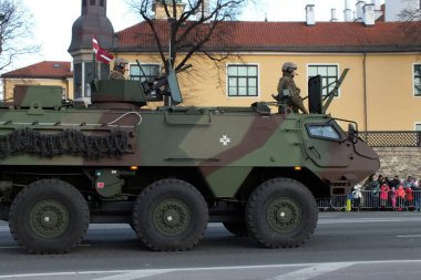 Letonya, Riga, 11.18.2022. Daugava seti geçit töreni sırasında Letonya ve NATO ülkelerinin askeri ekipmanları. Arnavutluk, Kanada, Çek Cumhuriyeti, Danimarka, Almanya, Estonya, İzlanda, İtalya, Litvanya, M silahlı kuvvetleri temsilcileri