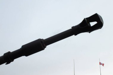 Letonya, Riga, 11.18.2022. Riga limanındaki NATO ülkelerinin askeri teçhizatlarının sergilenmesi, Daugava seti üzerindeki geçit töreniyle aynı tarihe denk geldi. Arnavutluk, Kanada, Çek Cumhuriyeti, Danimarka ve Alman silahlı kuvvetlerinin temsilcileri