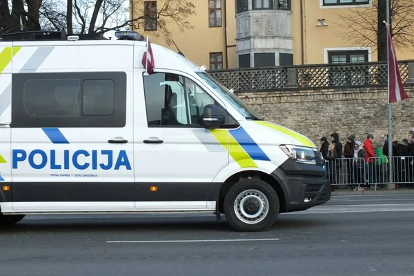 在里加举行的执法机构军事和特种装备阅兵式期间 拉脱维亚警察在多加瓦堤上的运输 — 图库照片