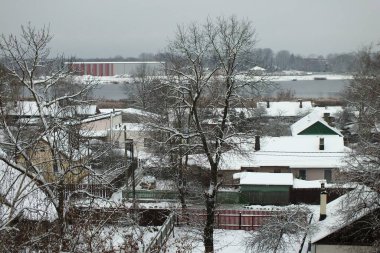 Riga 'nın küçük bölgesinde kar yağışı.