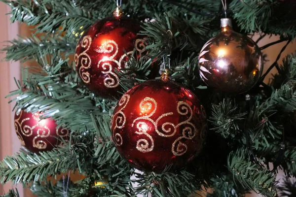 人造圣诞树上的圣诞装饰品 — 图库照片