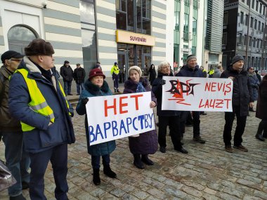 Letonya, Riga, 12.03.2023. Rusya Birliği, Rus şair Alexander Puşkin 'in Riga' da yıkılmasını protesto etti.