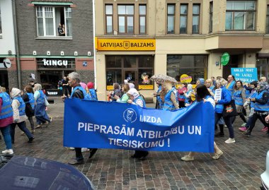 Letonya, Riga, 24.04.2023. Litvanya Eğitim ve Bilim İşçileri Sendikası (LIZDA) tarafından Riga 'daki Dome Meydanı' nda düzenlenen binlerce kişinin katıldığı bir protesto yürüyüşü.)