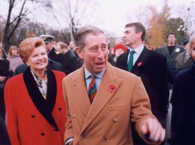 Prens Charles (sağda) ve eski Letonya Devlet Başkanı Vaira Vike-Freiberga. Riga 'daki Özgürlük Anıtı' nda (Letonya) düzenlenen karşılama töreni sırasında Prens Charles 08.11.2001. Ateş edildiği sırada, yabancı bir kadın prense buketle vurdu.