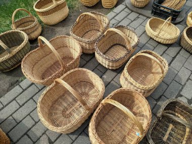 Ligo-2023 'ten önce Riga' daki Kubbe Meydanı 'ndaki geleneksel Yeşil Pazar. Hasır sepetler.