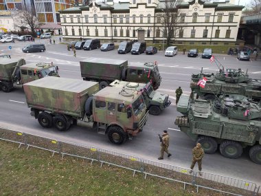 Letonya Ulusal Silahlı Kuvvetleri 'nin Riga' daki geçit töreni Daugava seti üzerinde. Törene Arnavutluk, İzlanda, İspanya, İtalya, Kanada, Litvanya, Polonya, Slovakya, Slovenya, ABD, Karadağ ve Çek Cumhuriyeti 'nden askeri personel katıldı.