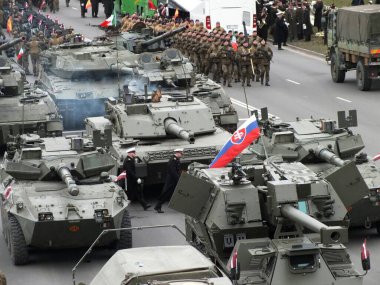 Letonya Ulusal Silahlı Kuvvetleri 'nin Riga' daki geçit töreni Daugava seti üzerinde. Törene Arnavutluk, İzlanda, İspanya, İtalya, Kanada, Litvanya, Polonya, Slovakya, Slovenya, ABD, Karadağ ve Çek Cumhuriyeti 'nden askeri personel katıldı.
