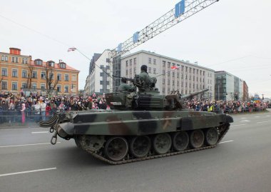 Letonya Ulusal Silahlı Kuvvetleri 'nin Riga' daki geçit töreni Daugava seti üzerinde. Törene Arnavutluk, İzlanda, İspanya, İtalya, Kanada, Litvanya, Polonya, Slovakya, Slovenya, ABD, Karadağ ve Çek Cumhuriyeti 'nden askeri personel katıldı.