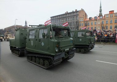 Letonya Ulusal Silahlı Kuvvetleri 'nin Riga' daki geçit töreni Daugava seti üzerinde. Törene Arnavutluk, İzlanda, İspanya, İtalya, Kanada, Litvanya, Polonya, Slovakya, Slovenya, ABD, Karadağ ve Çek Cumhuriyeti 'nden askeri personel katıldı.