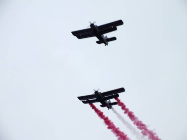 Letonya Ulusal Silahlı Kuvvetleri 'nin Riga' daki geçit töreni Daugava seti üzerinde. Törene Arnavutluk, İzlanda, İspanya, İtalya, Kanada, Litvanya, Polonya, Slovakya, Slovenya, ABD, Karadağ ve Çek Cumhuriyeti 'nden askeri personel katıldı.