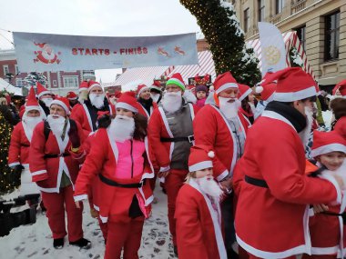 Eski Riga 'daki Noel Baba' ların yardım kampanyası..